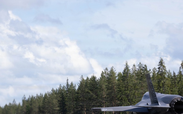 VMFA-224 and MWSS-272 conduct FARP operations in Finland