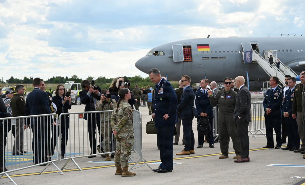 Gen. Grynkewich Meets USAFE Defender at Berlin-Brandenburg