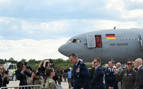 Gen. Grynkewich Meets USAFE Defender at Berlin-Brandenburg