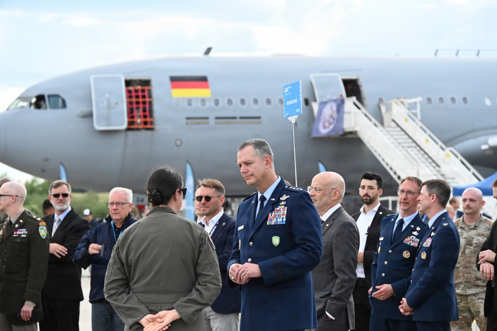 EUCOM Commander Interacts with USAFE Airboss at ILA Berlin 26