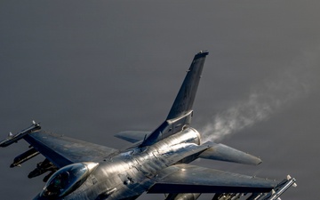 KC-135 refuels F-16s in CENTCOM