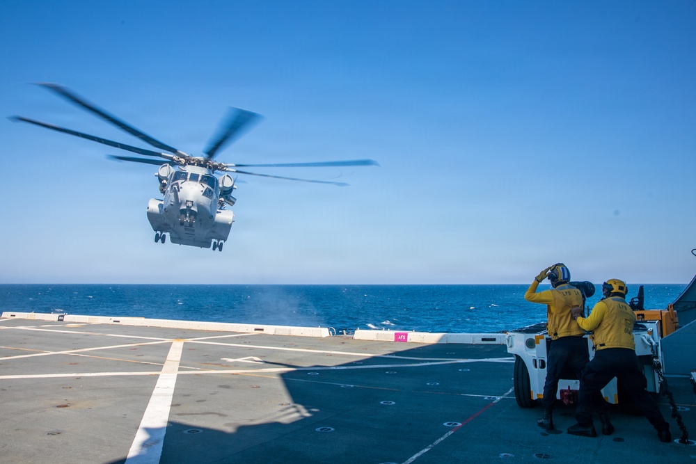 USS Arlington (LPD 24) embarks HMH 461