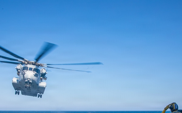 USS Arlington (LPD 24) embarks HMH 461