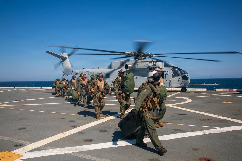 USS Arlington (LPD 24) embarks HMH 461