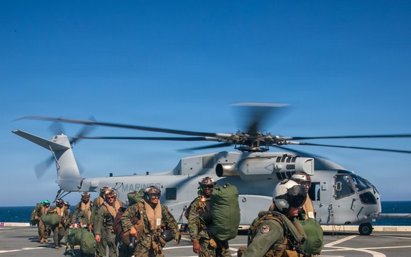 USS Arlington (LPD 24) embarks HMH 461