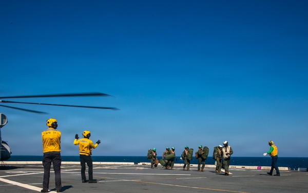 USS Arlington (LPD 24) embarks HMH 461