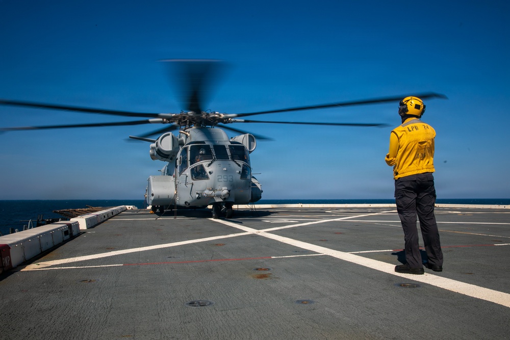 USS Arlington (LPD 24) embarks HMH 461