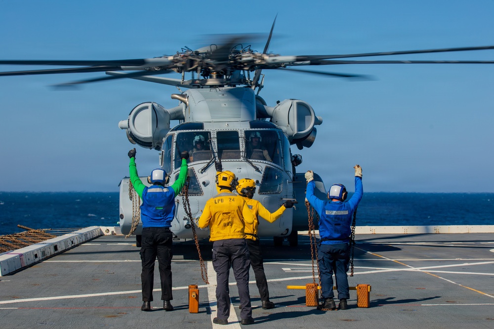 USS Arlington (LPD 24) embarks HMH 461