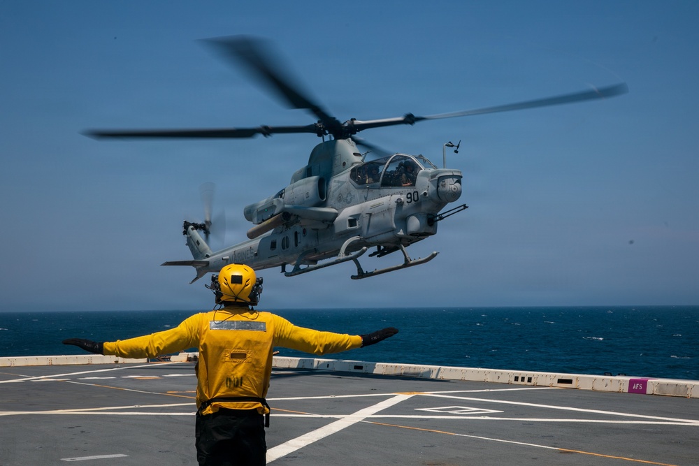 USS Arlington (LPD 24) conducts flight operations with HMLA 167