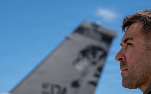 114th Fighter Wing hosts professional sprint car driver David Gravel for civic leader orientation flight