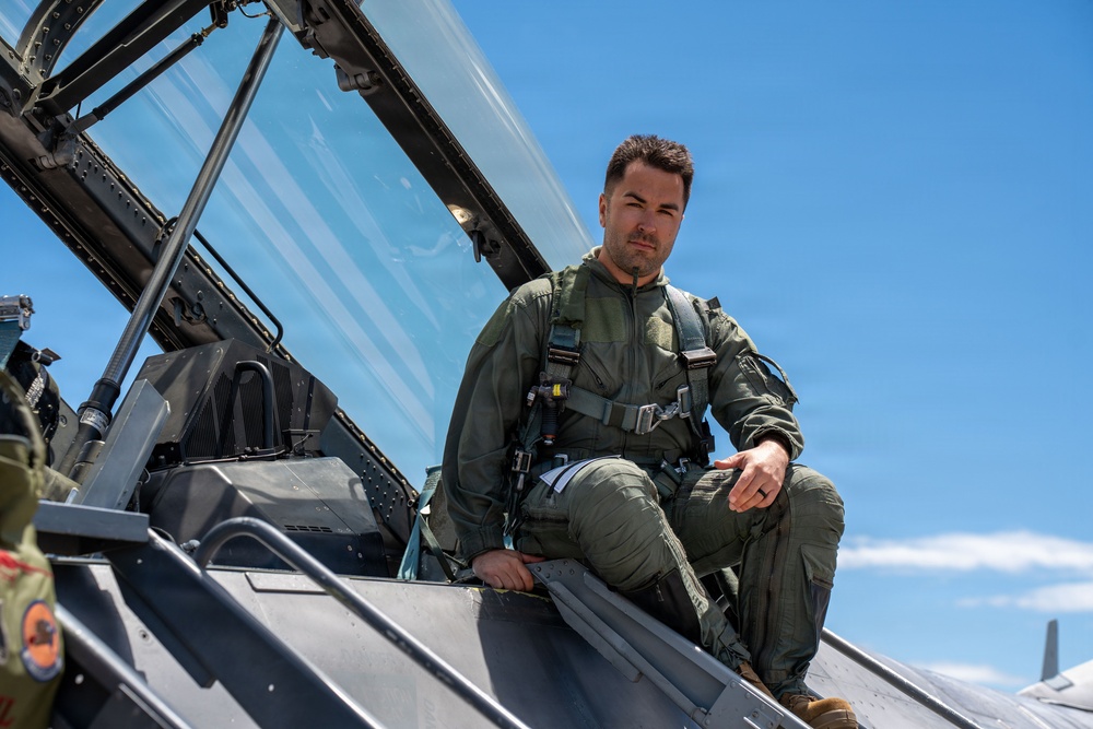 114th Fighter Wing hosts professional sprint car driver David Gravel for civic leader orientation flight