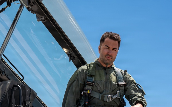114th Fighter Wing hosts professional sprint car driver David Gravel for civic leader orientation flight