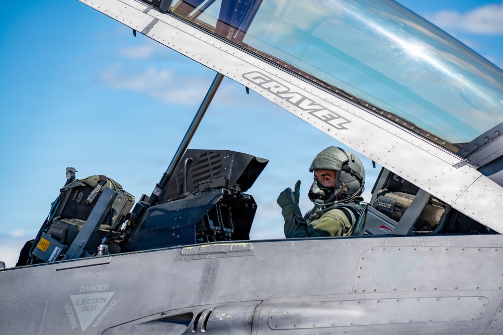 114th Fighter Wing hosts professional sprint car driver David Gravel for civic leader orientation flight