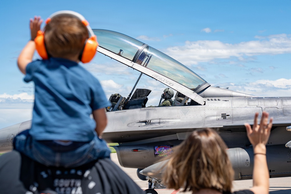114th Fighter Wing hosts professional sprint car driver David Gravel for civic leader orientation flight
