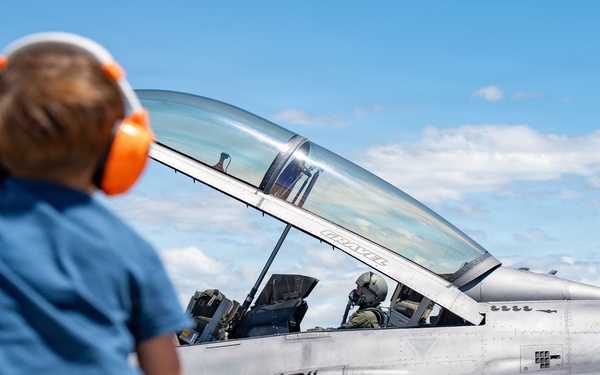 114th Fighter Wing hosts professional sprint car driver David Gravel for civic leader orientation flight