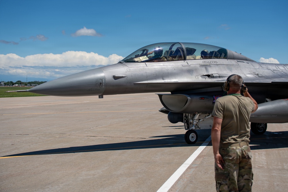 114th Fighter Wing hosts professional sprint car driver David Gravel for civic leader orientation flight