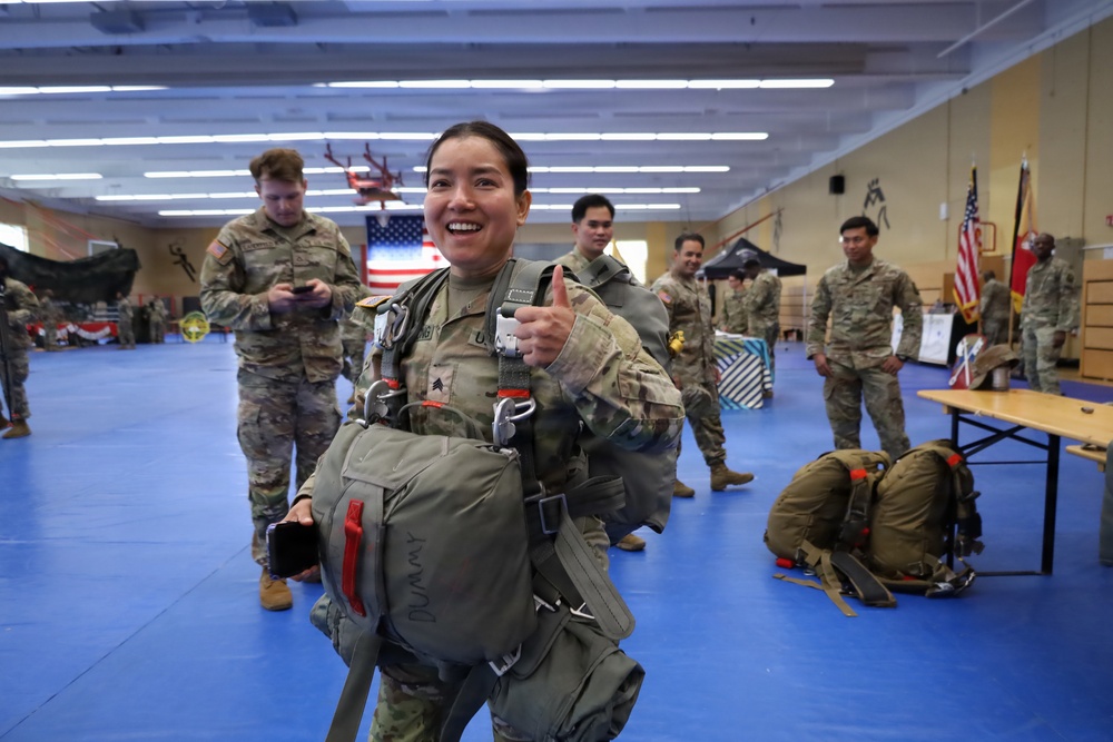 Parachute Gear Try‑On Draws Soldiers at Heritage Celebration