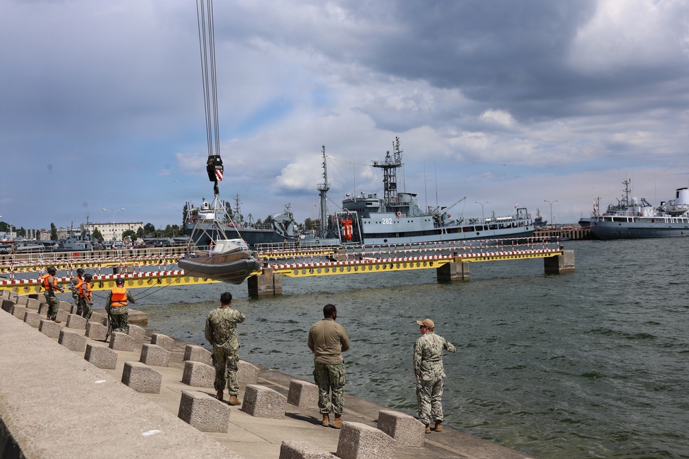 USVDIV-32 prepares for swarm with USS Mount Whitney (LCC/JCC 20)