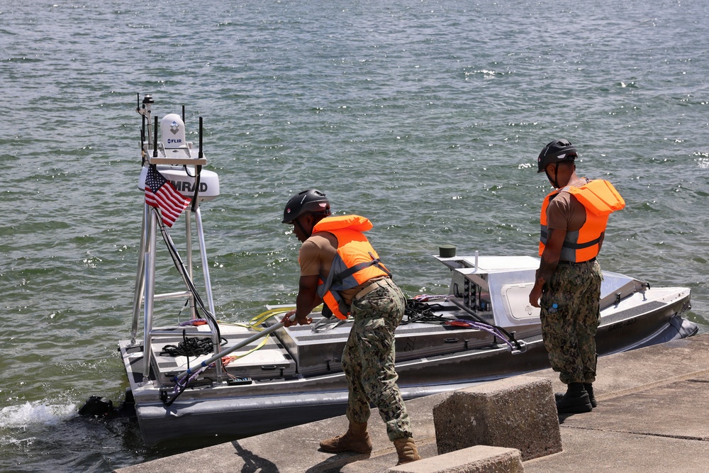 USVDIV-32 prepares for swarm with USS Mount Whitney (LCC/JCC 20)