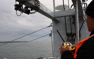 USVDIV-32 and USS Mount Whitney (LCC 20) conduct a swarm