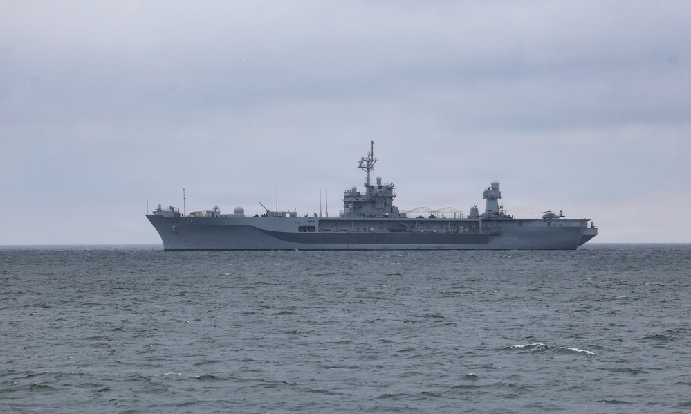 USVDIV-32 and USS Mount Whitney (LCC 20) conduct a swarm