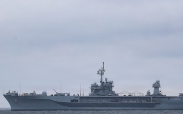 USVDIV-32 and USS Mount Whitney (LCC 20) conduct a swarm