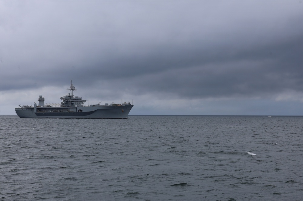 USVDIV-32 and USS Mount Whitney (LCC 20) conduct a swarm