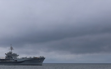 USVDIV-32 and USS Mount Whitney (LCC 20) conduct a swarm