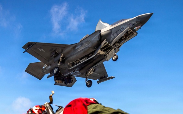 11th MEU Marines, Sailors Conduct Flight Operations Aboard USS Boxer