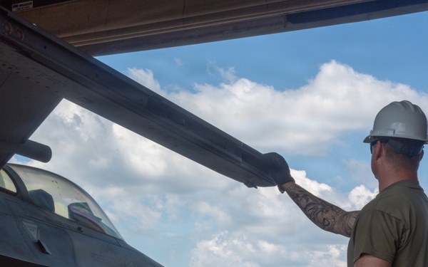 113th MXS conducts F-16 recovery training