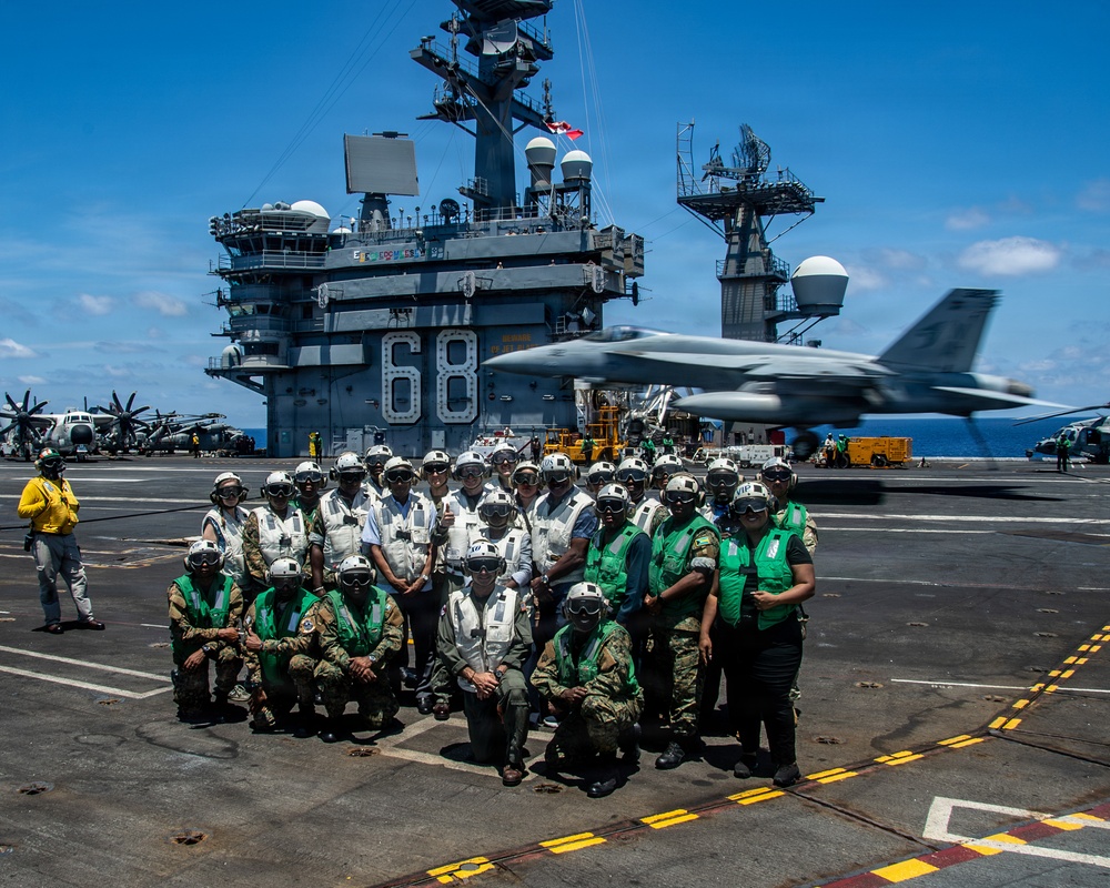 Bahamas Government and Military leaders Visit USS Nimitz