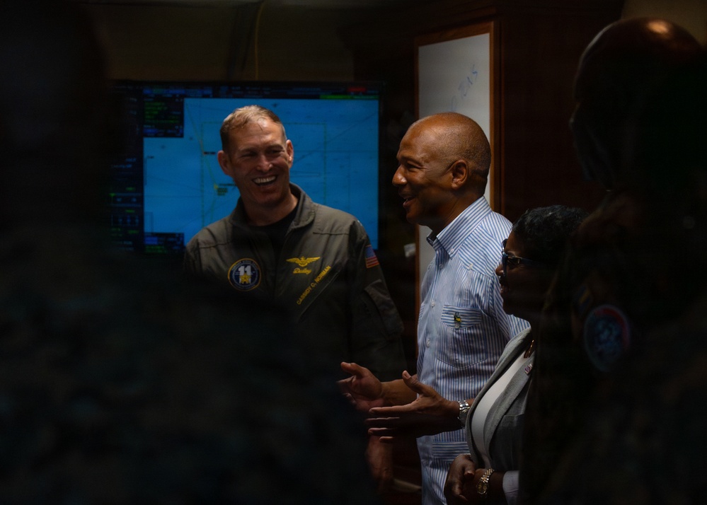Bahamas Government and Military leaders Visit USS Nimitz