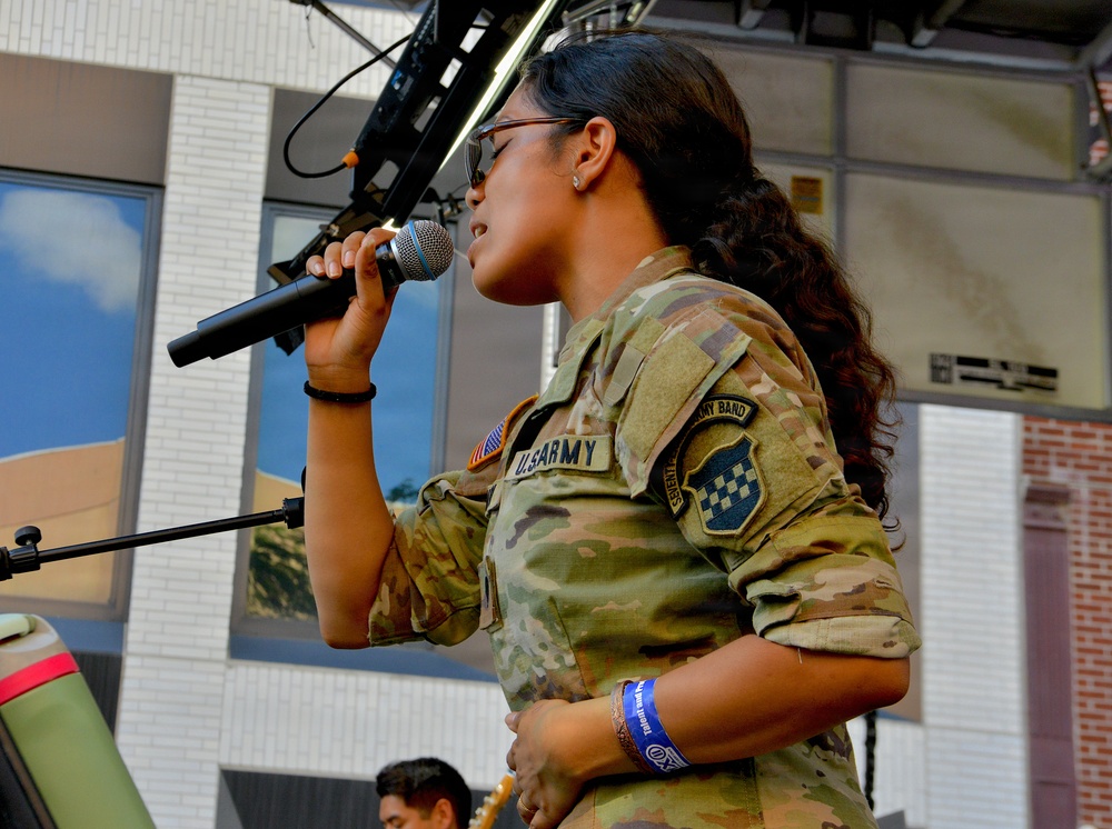 Soldiers Connect with Community in East Harlem