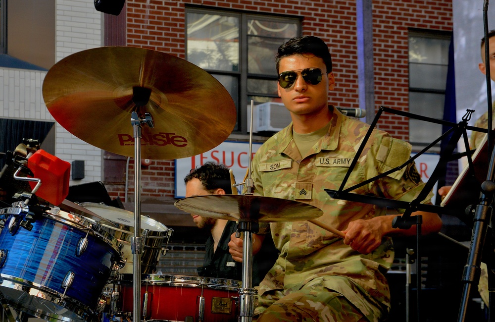 Soldiers Connect with Community in East Harlem