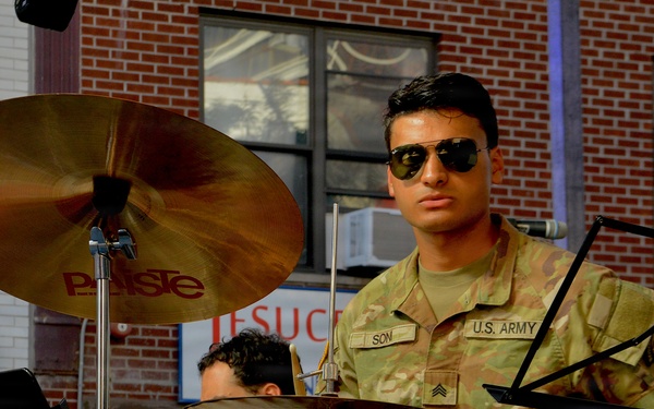 Soldiers Connect with Community in East Harlem