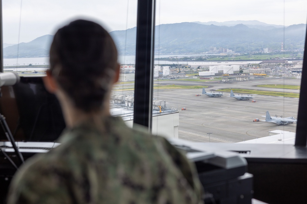 U.S. Naval Academy midshipmen tour MCAS Iwakuni