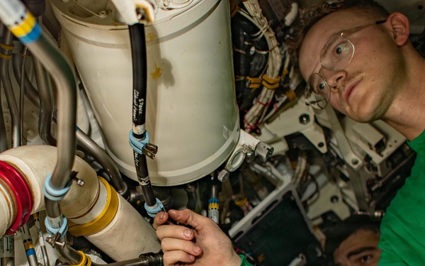 Squadron Sailors Conduct Maintenance