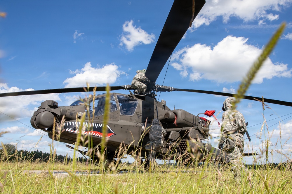 Gunslinger: 12 Combat Aviation Brigade Decontaminates AH-64 Apache