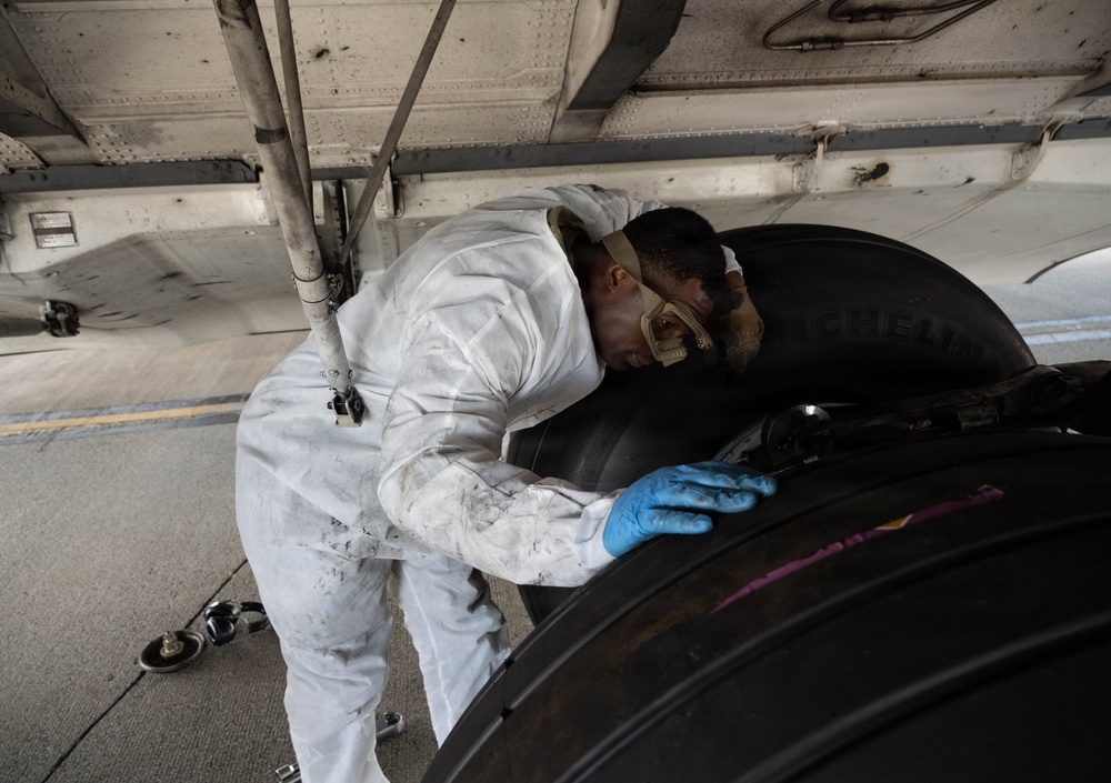C-17 tire change