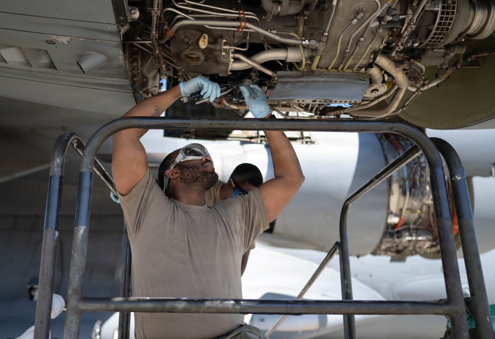 105th C-17 engine maintenance