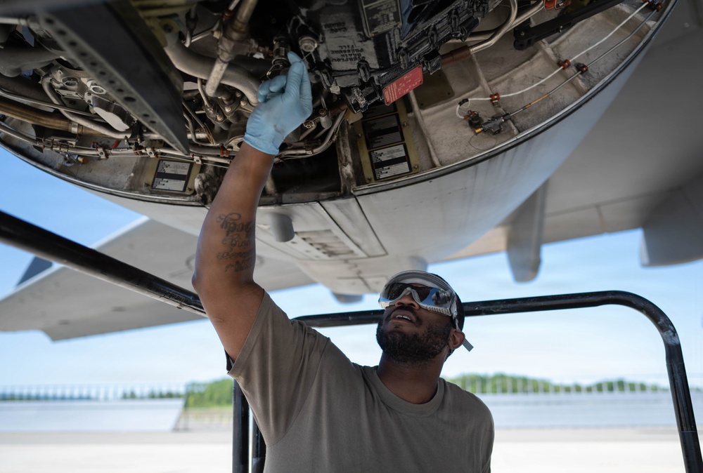 105th C-17 engine maintenance