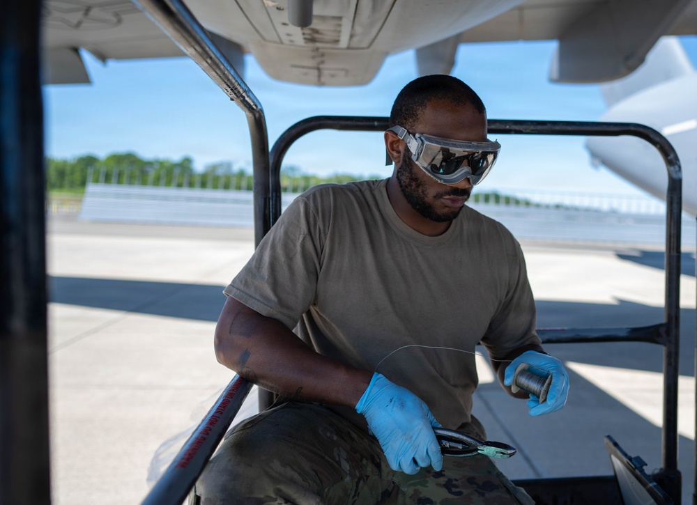 105th C-17 engine maintenance