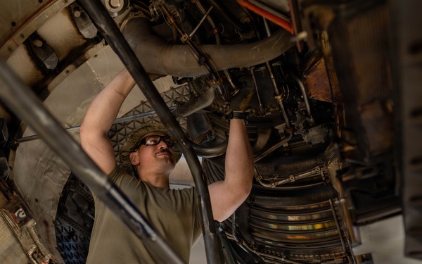 105th C-17 engine maintenance