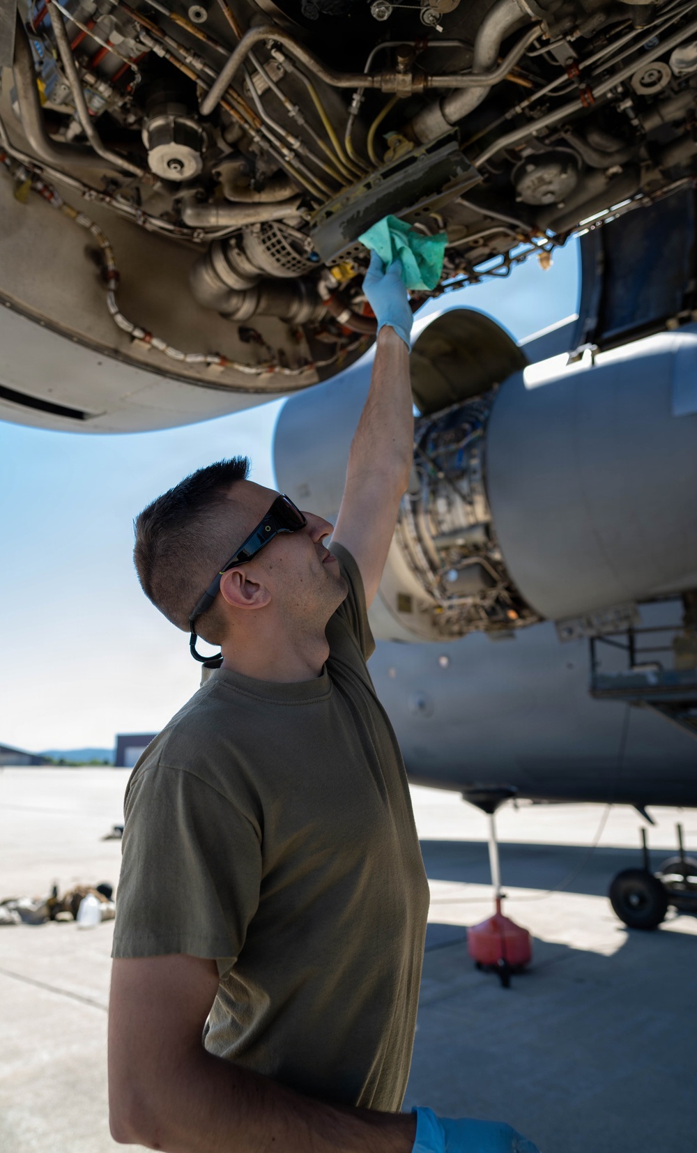 105th C-17 engine maintenance