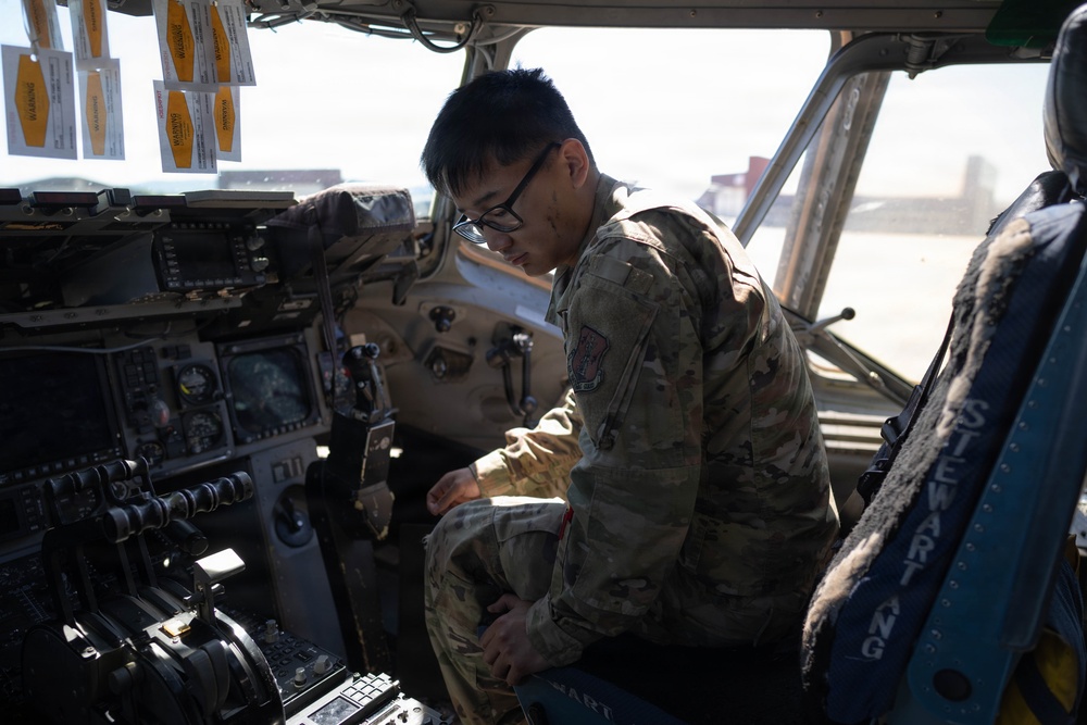 105th C-17 engine maintenance