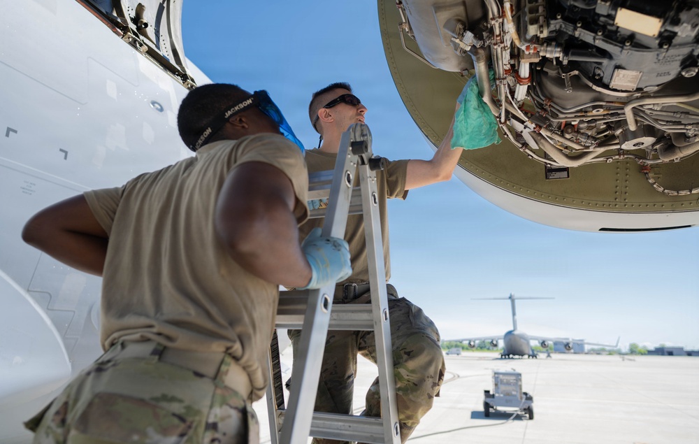 105th C-17 engine maintenance