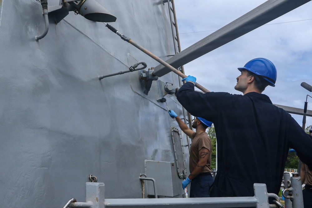Frank E. Petersen Jr. Sailors Conduct Top Side Preservation
