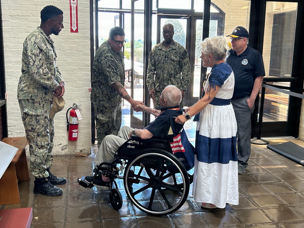 MoH recipient visits NMUSN
