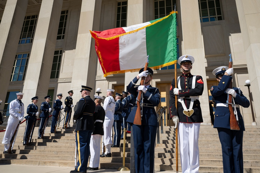 SW Hosts Italian MINDEF at Pentagon