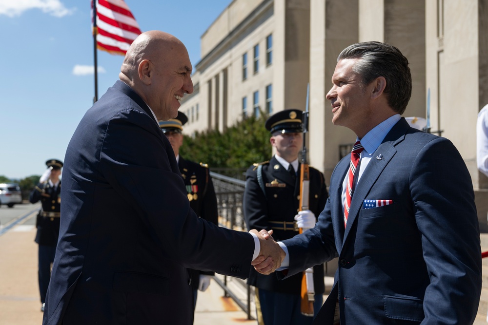 SW Hosts Italian MINDEF at Pentagon